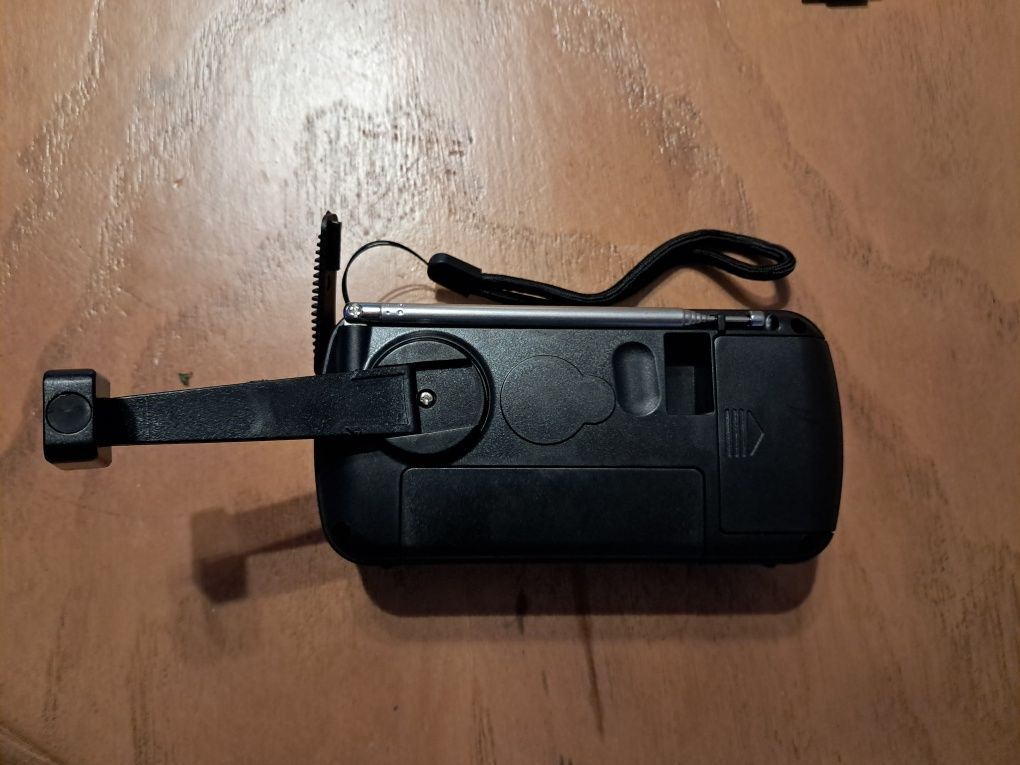 Rádio de Emergência com Manivela e Lanterna LED