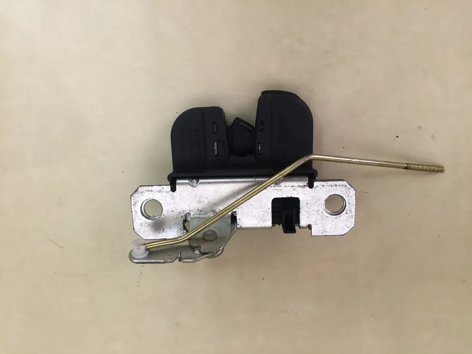 ZAMEK KLAPY BAGAŻNIKA SEAT IBIZA III / SEAT LEON I 6L6827505A