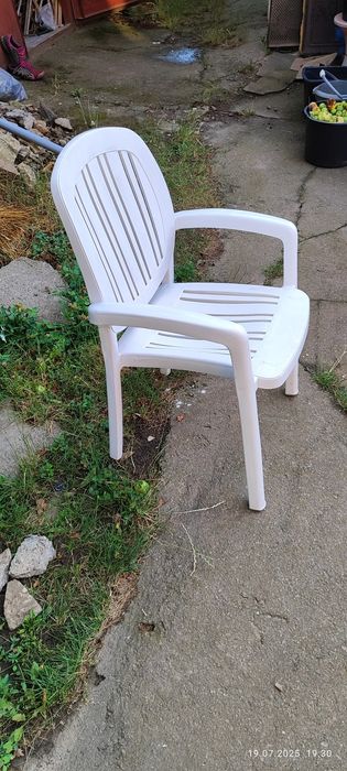 Стулья пластиковые