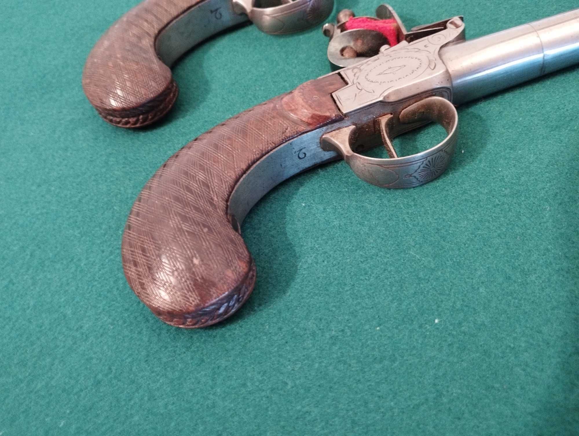 Par de pistolas de silex  estilo escocês do final do século XVIII