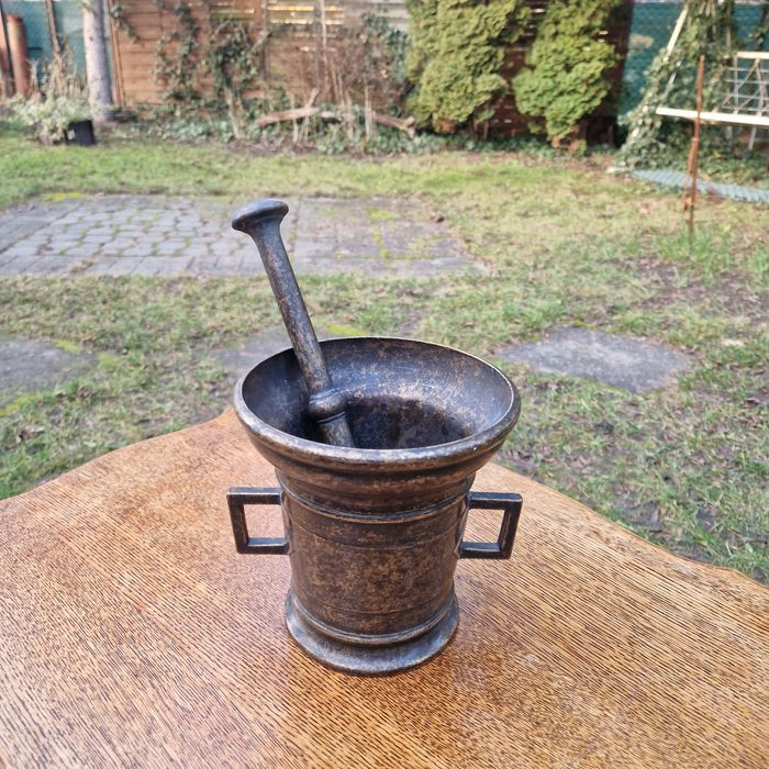 Piękny mosiężny dużych rozmiarów moździerz