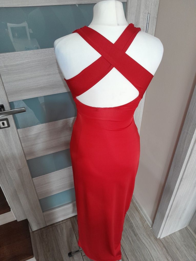 Elegancka maxi sukienka ze zdobionymi plecami