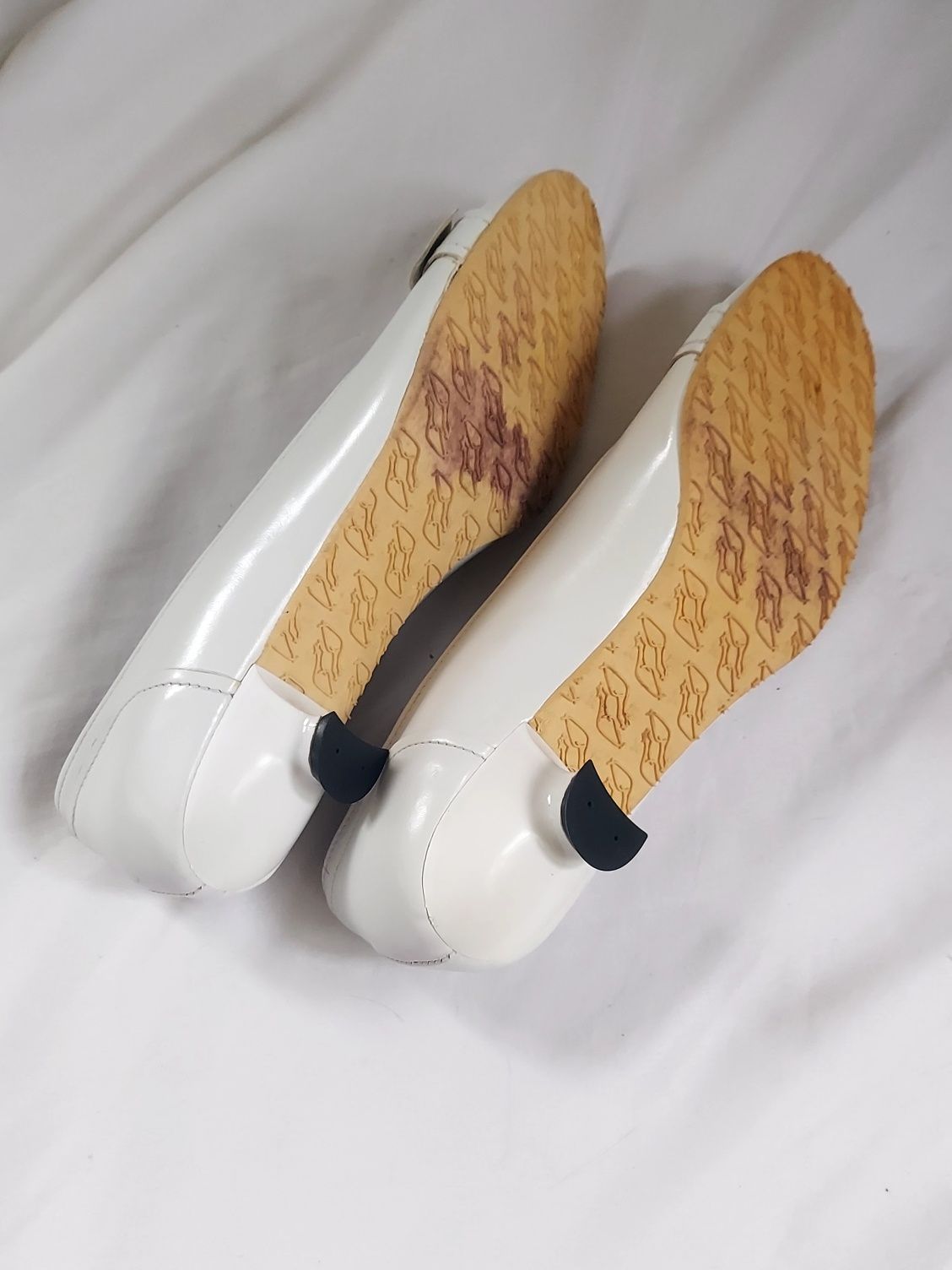 Sapatos brancos por usar