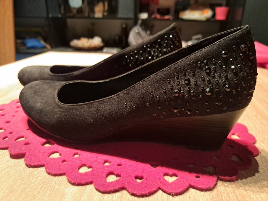 Czarne buty na lekkiej koturnie