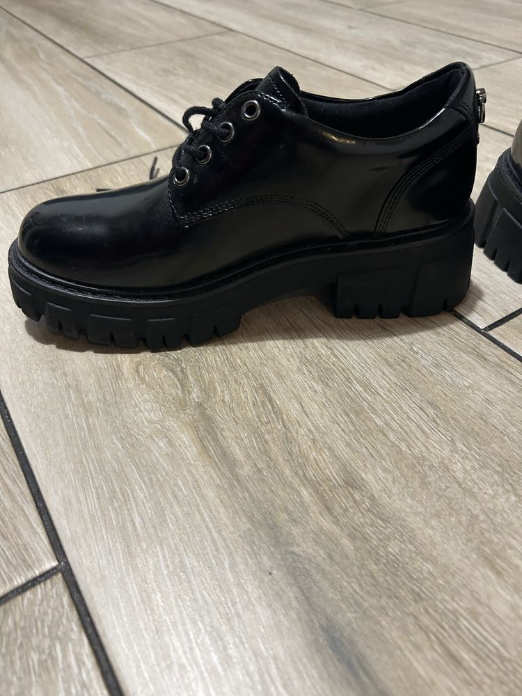 Buty wiosenne lakierowane rozmiar 36 CCC