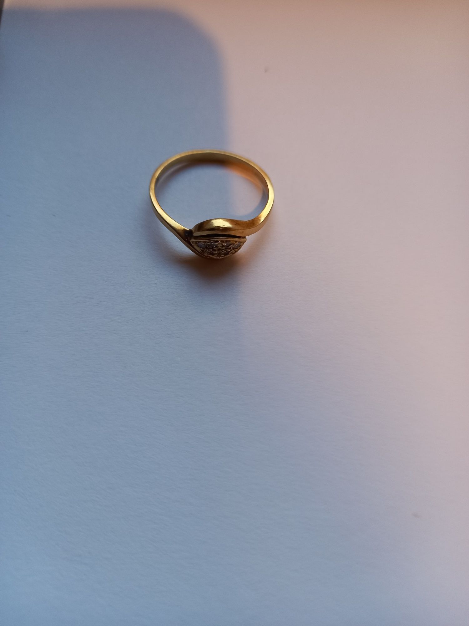 Złoty pierścionek pr. 585, 2,5 gram, 6 brylantów