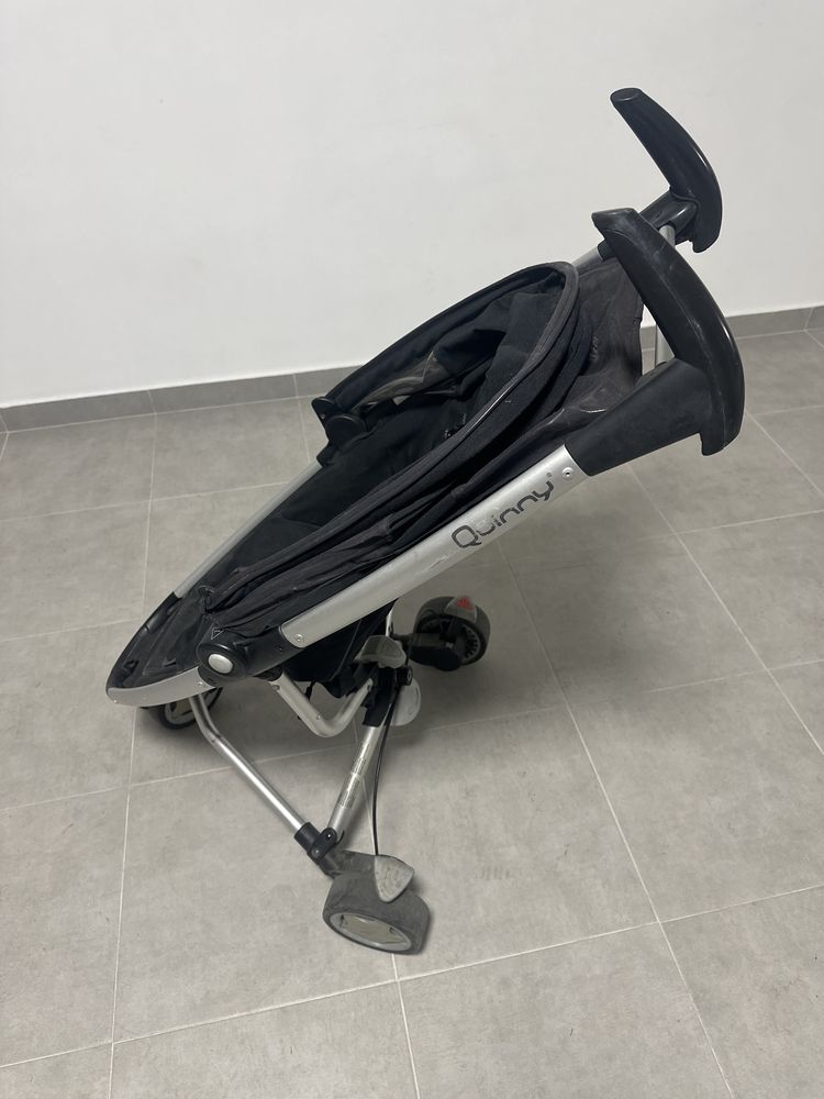 Carrinho Quinny preto e cinza