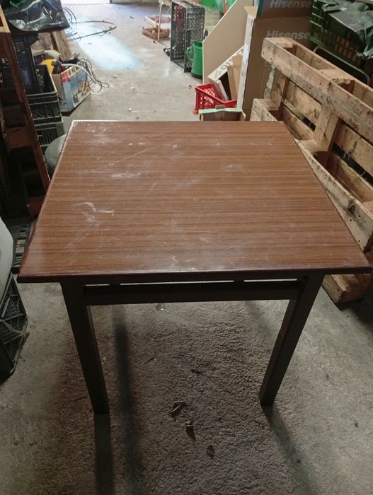 Lote de mesas e cadeiras