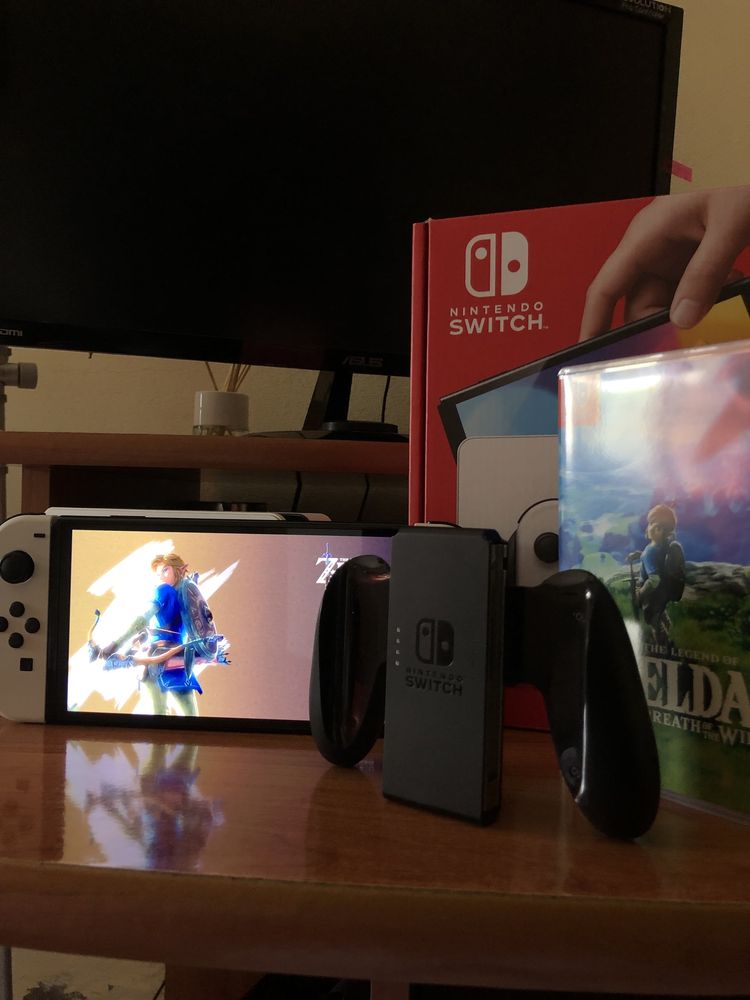 Nintendo Switch Oled / The Legend Of Zelda: Breath of the Wild