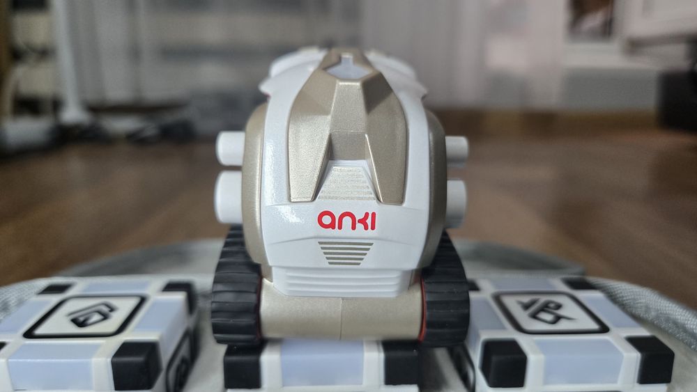 Робот Cozmo от Anki + кейс