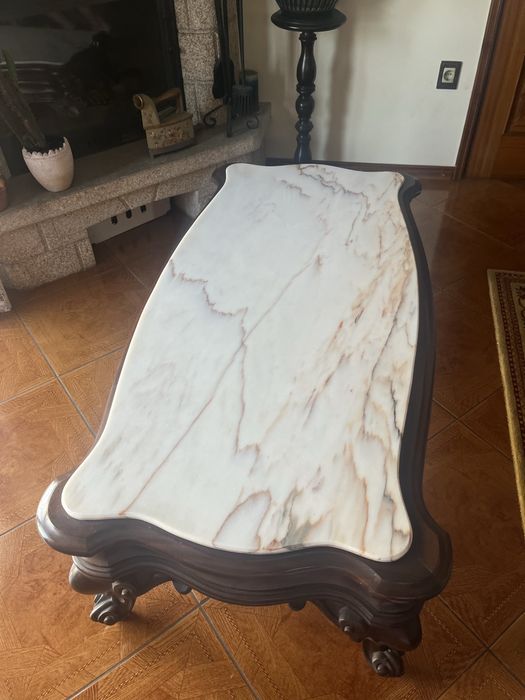 mesa central com tampo em mármore