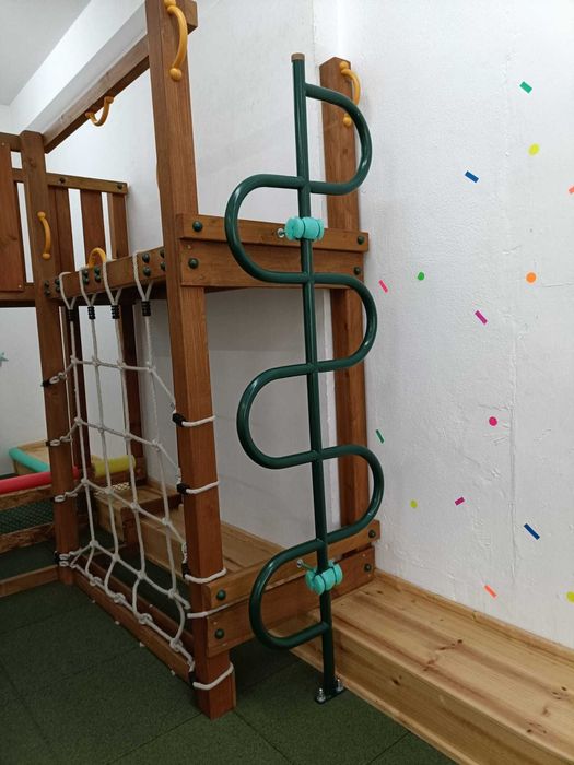 Parque infantil em madeira, com escorrega