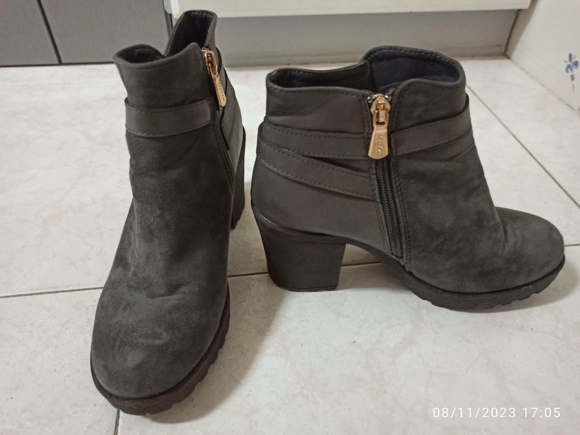 Botas praticamente novas - n. 37