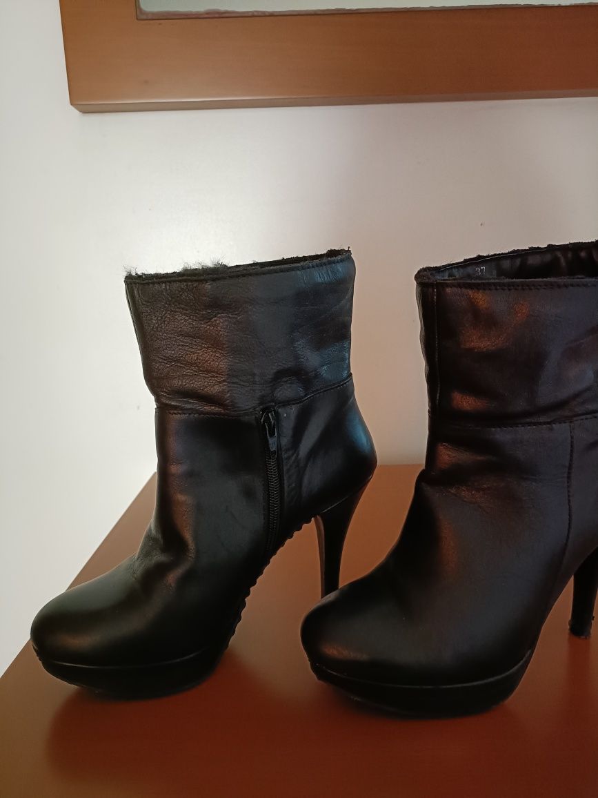 Botas pretas pele  37