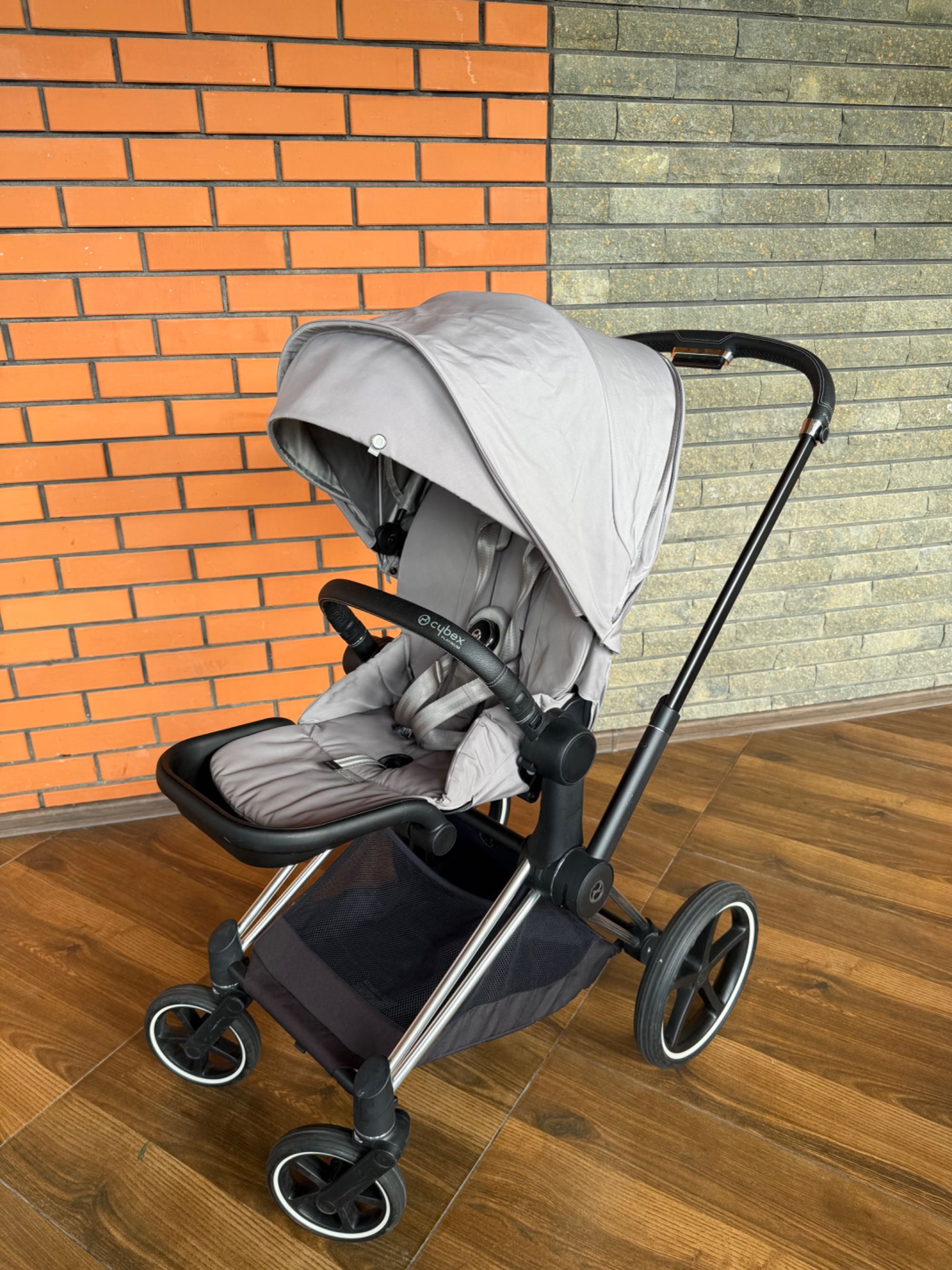 Cybex Priam 4. Chrome Black Gray