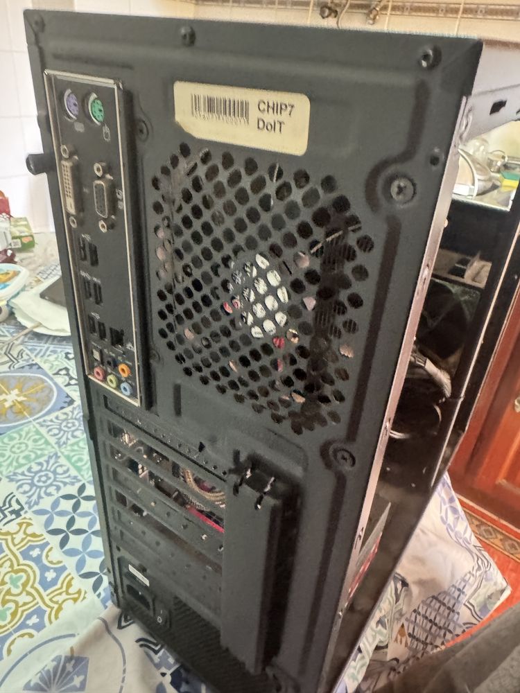 Caixa PC com componentes