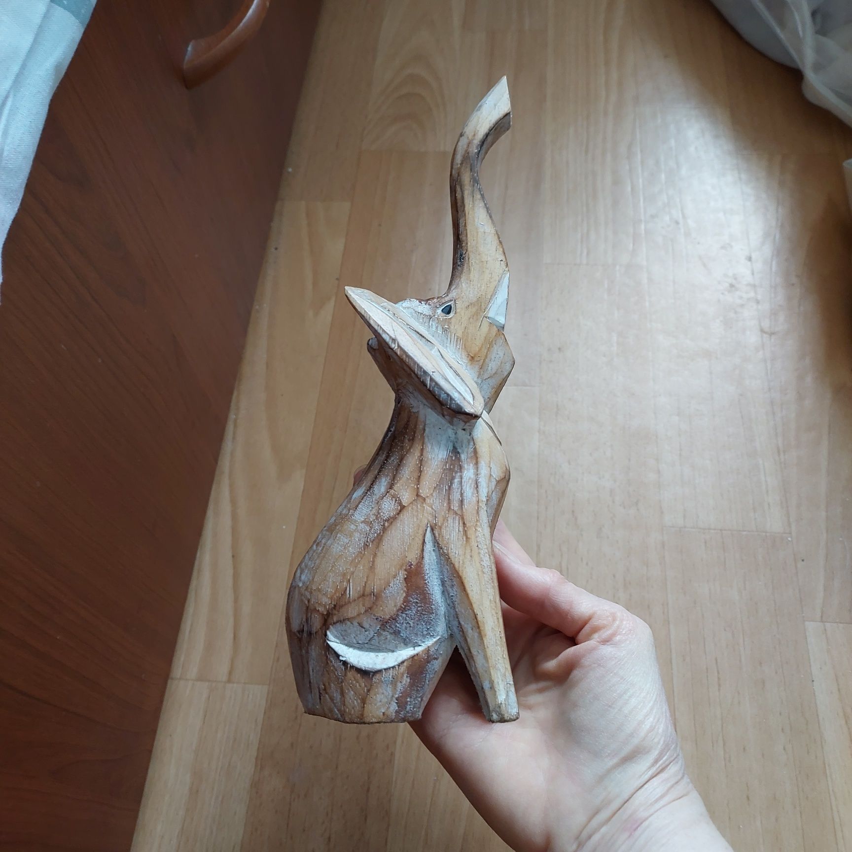 Słoń wyrzezbiony w drzewie, wys 15 a z trąbą 25cm,