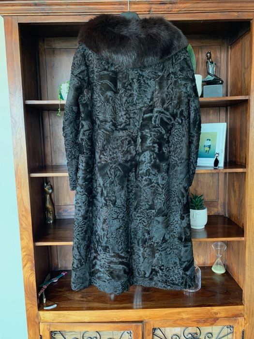 Naturalne futro / płaszcz z karakułów greckich, czarny