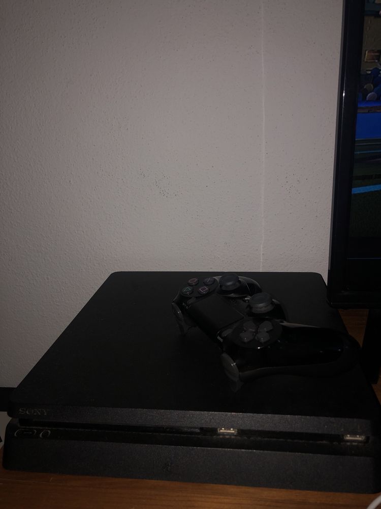 Ps4 slim 1TB com comando e 1 jogo