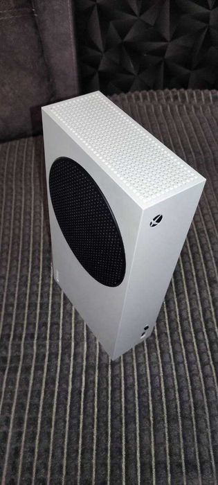 Xbox Series S з двома геймпадами та іграми