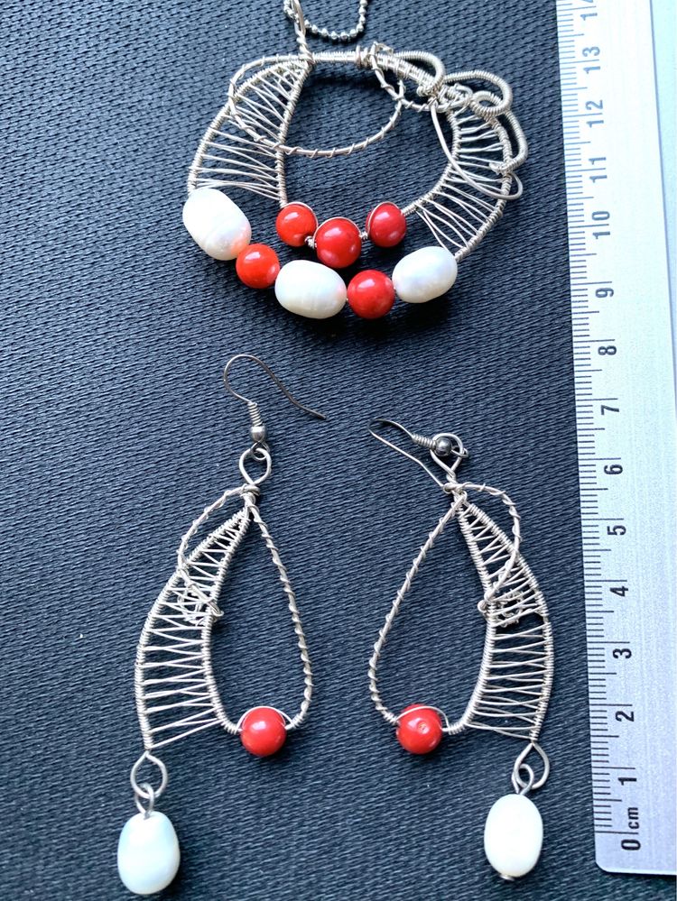 Zestaw z perłami i koralami w technice wire wrapping