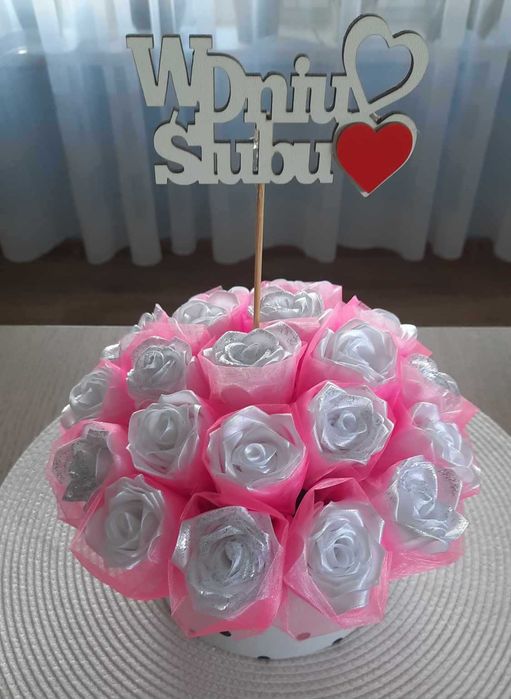 Bukiet z róż ze satynowej wstążki