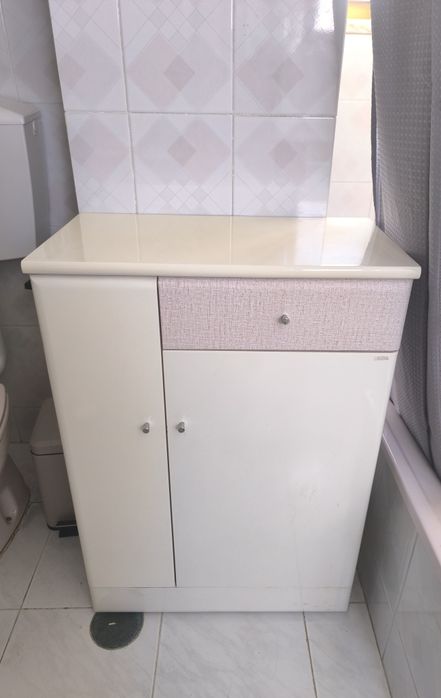 Armário WC bom estado