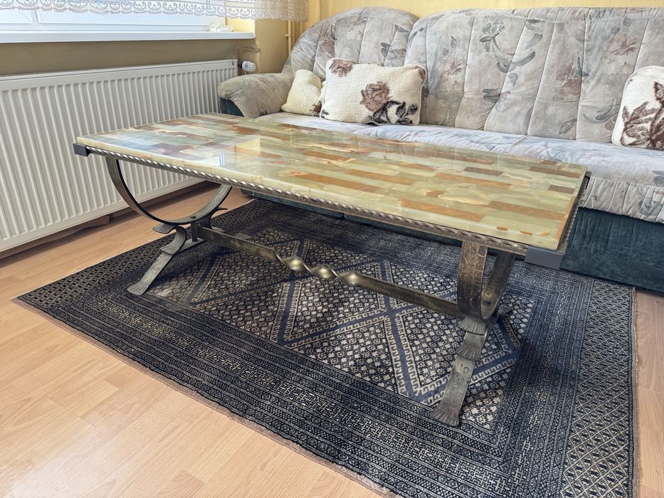 Unikatowy stół kawowy z blatem z kamienia naturalnego