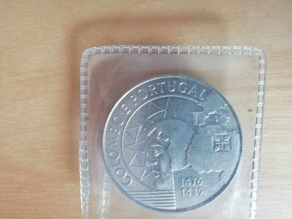 Moedas de 100 e 200 escudos