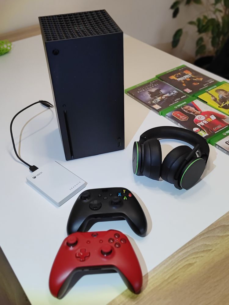 Xbox series X ze słuchawkami, dyskiem i drugim padem