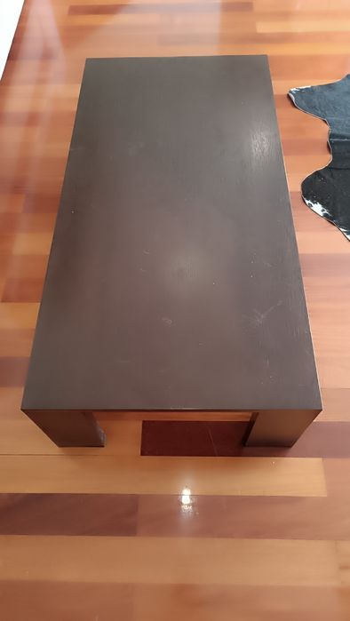 Mesa de sala de estar em madeira