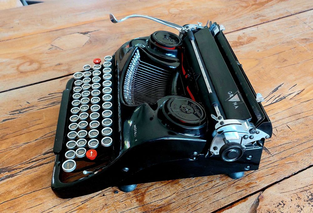 Maszyna do pisania z runą SS - IIWŚ,unikat, w pełni sprawna.