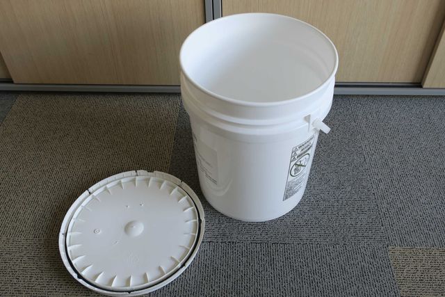 Grube wiadro plastikowe z pokrywą poj. 19l US bucket, czyste 3szt