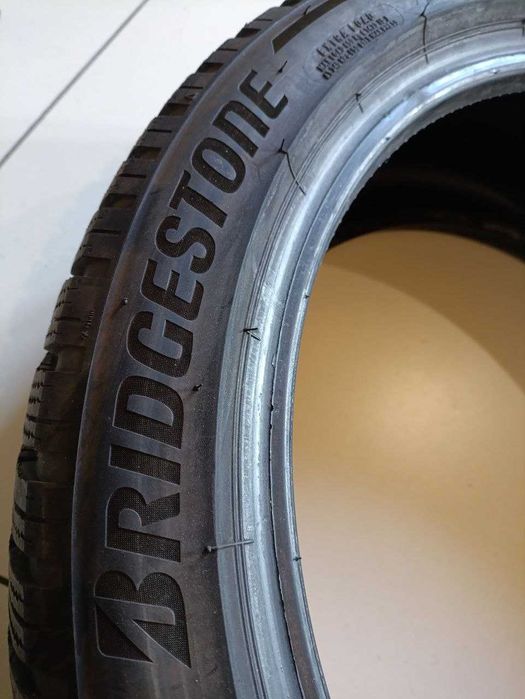 Пара шин б/у 215/45R18 93V Bridgestone Blizzak LM005