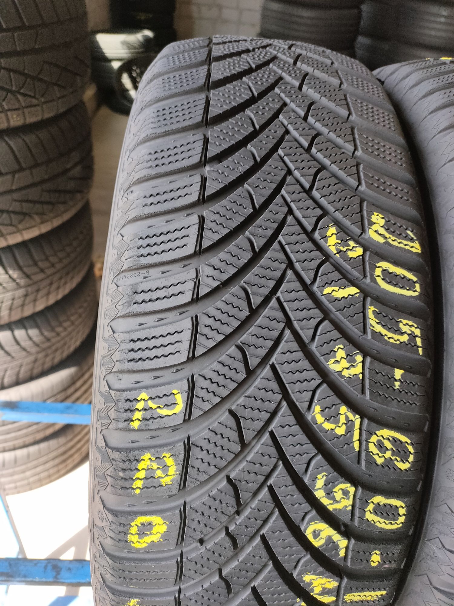 205/60r16 Semperit Speed-Grip 5 z 2021 roku około 7,5mm