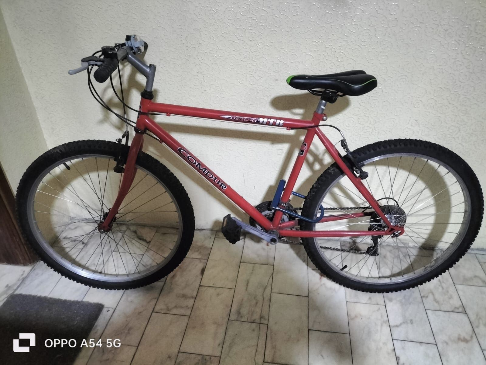 Bicicleta  cor vermelha penus novos