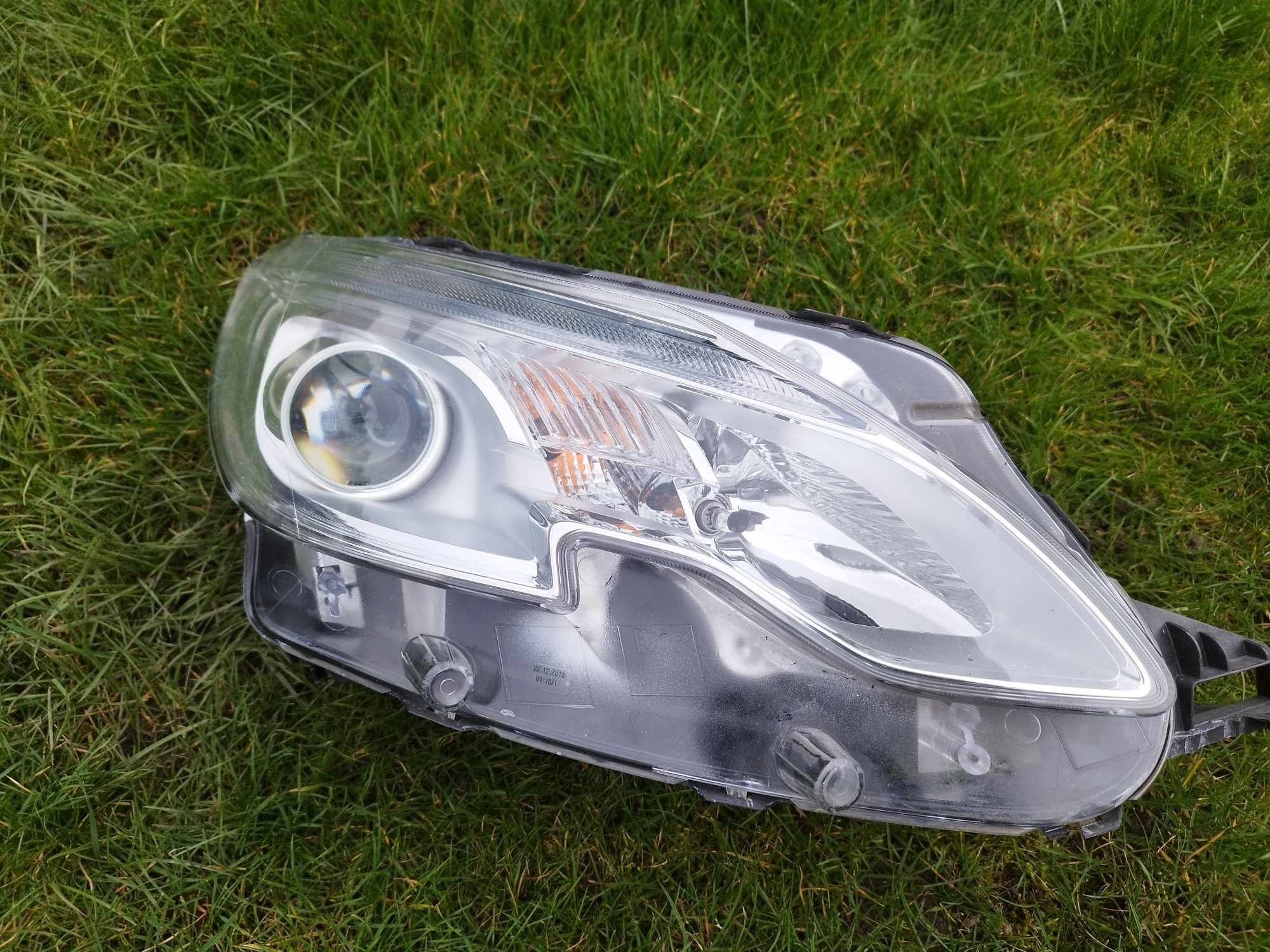 Lampa prawa peugot 2008