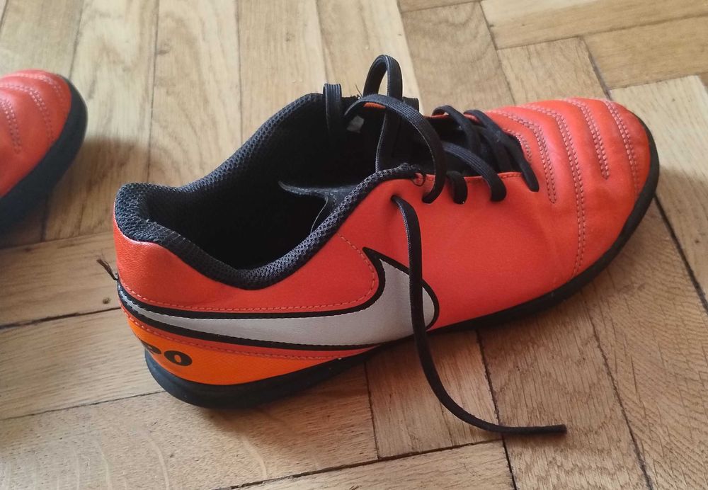 Turfy piłkarskie r. 38 Nike Tiempo