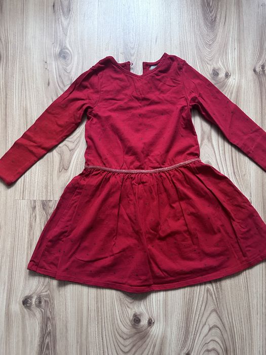 Czerwona sukienka dziewczeca