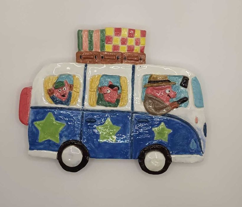 Escultura de cerâmica feita à mão: porquinhos a passear na van