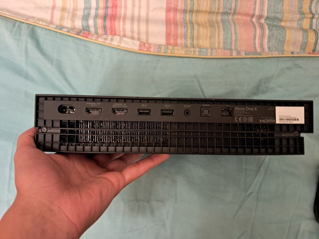XBOX One X 1tb z padem