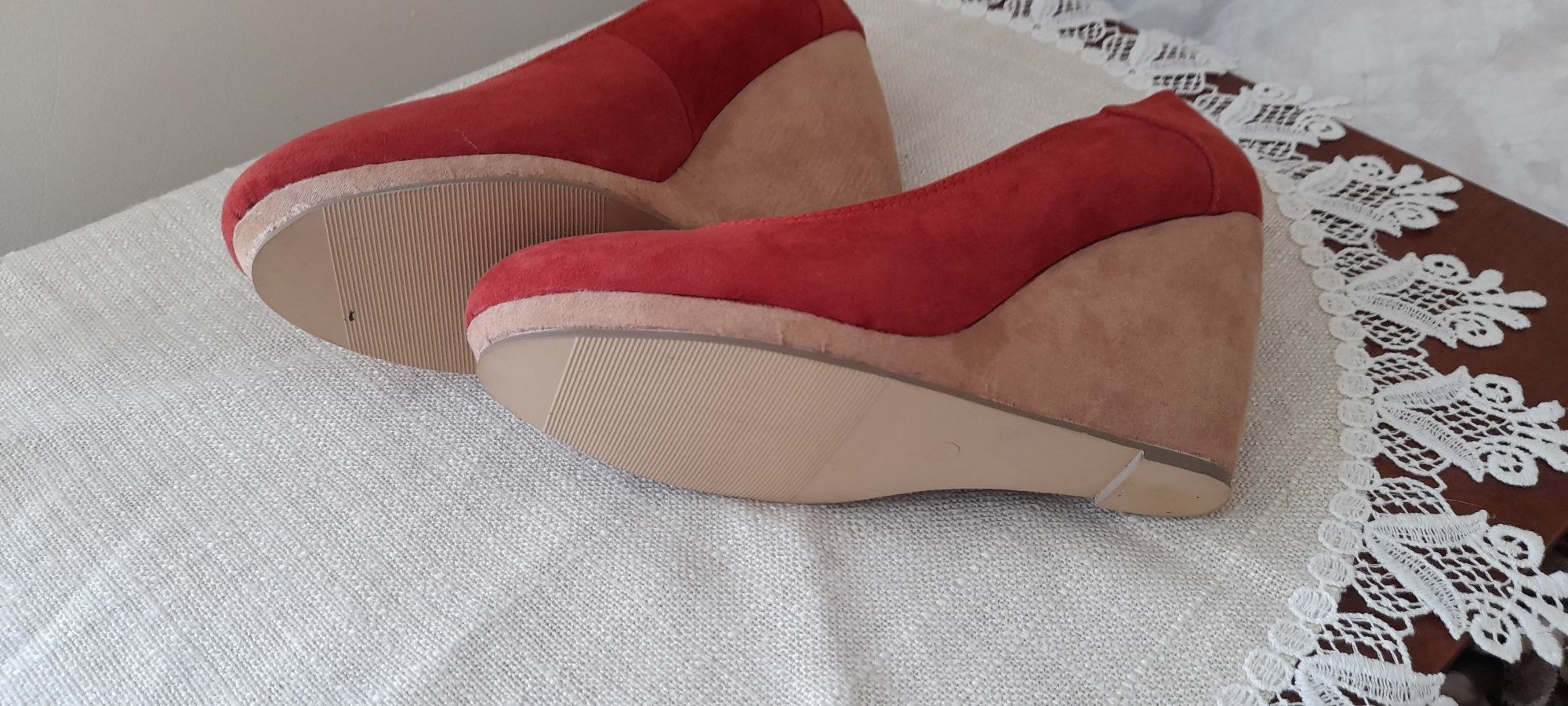 Nowe buty na koturnie.