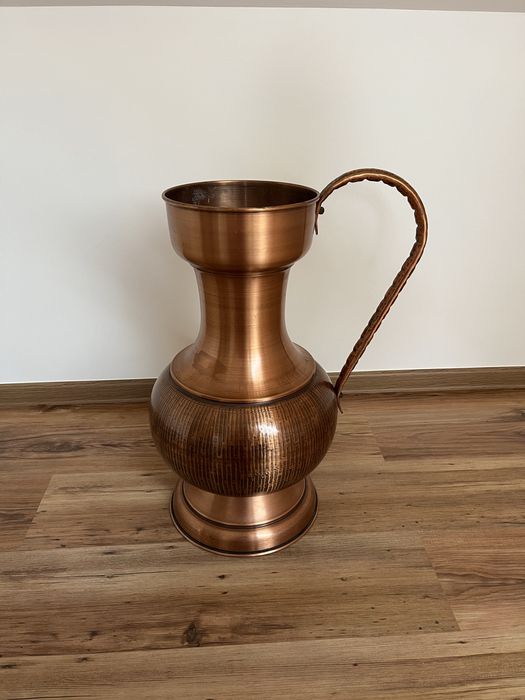 Antyczny miedziany dzban dekoracyjny – duży, ręcznie wykonany (57 cm)