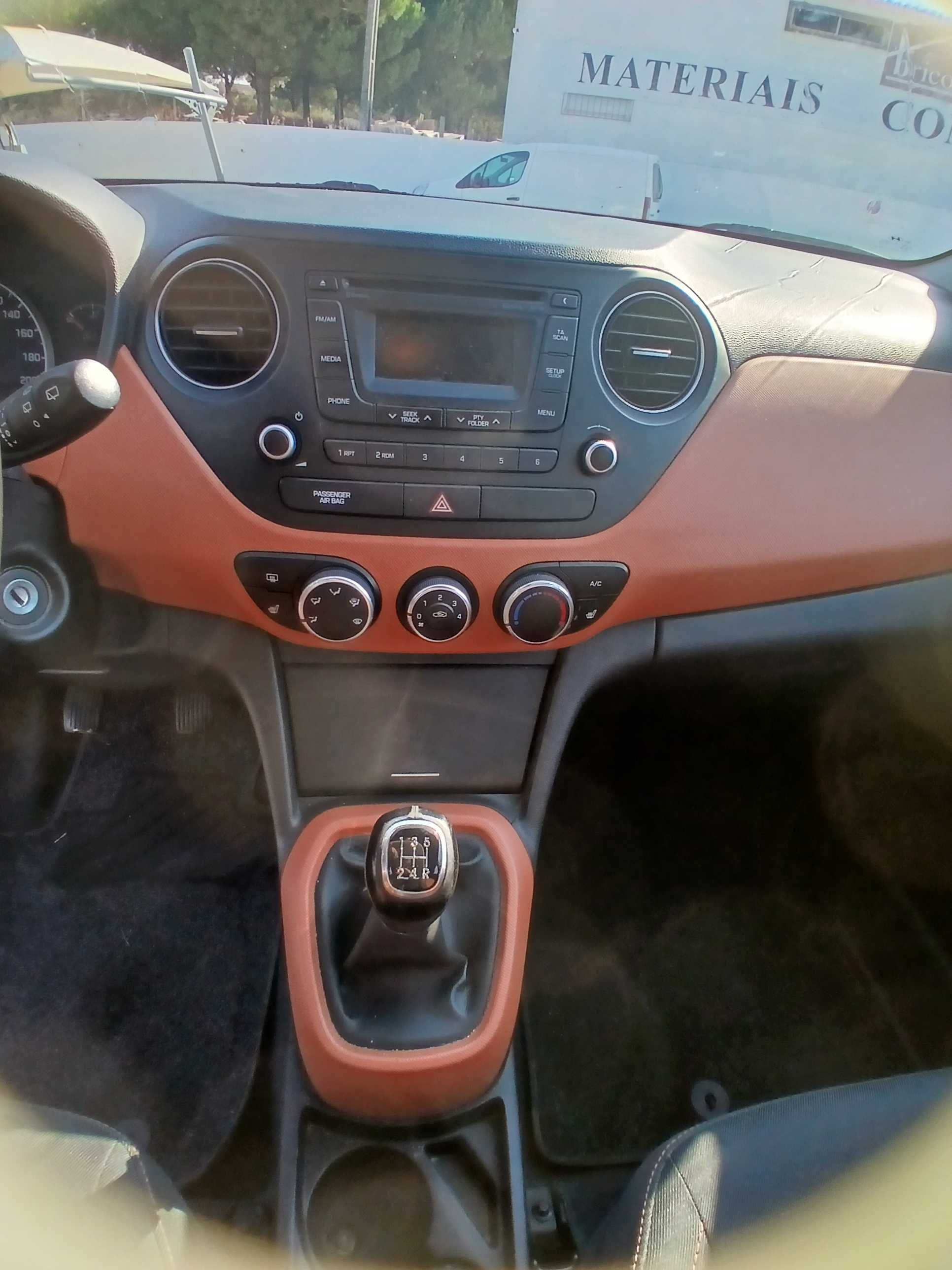Hyundai i10 1.0 Gasolina 2014 - Bluetooth, Bancos Aquecidos,