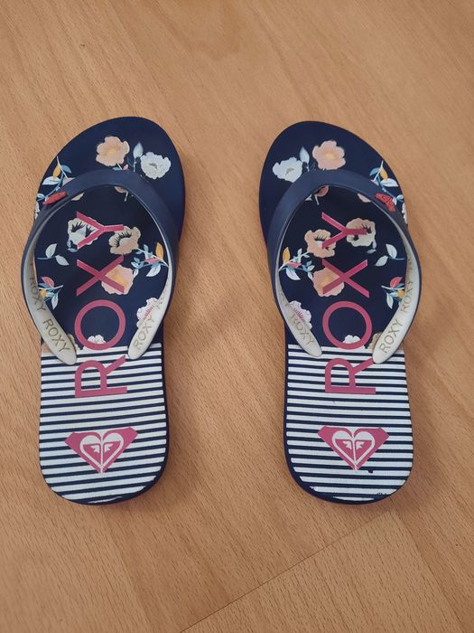 Chinelos da marca Roxo