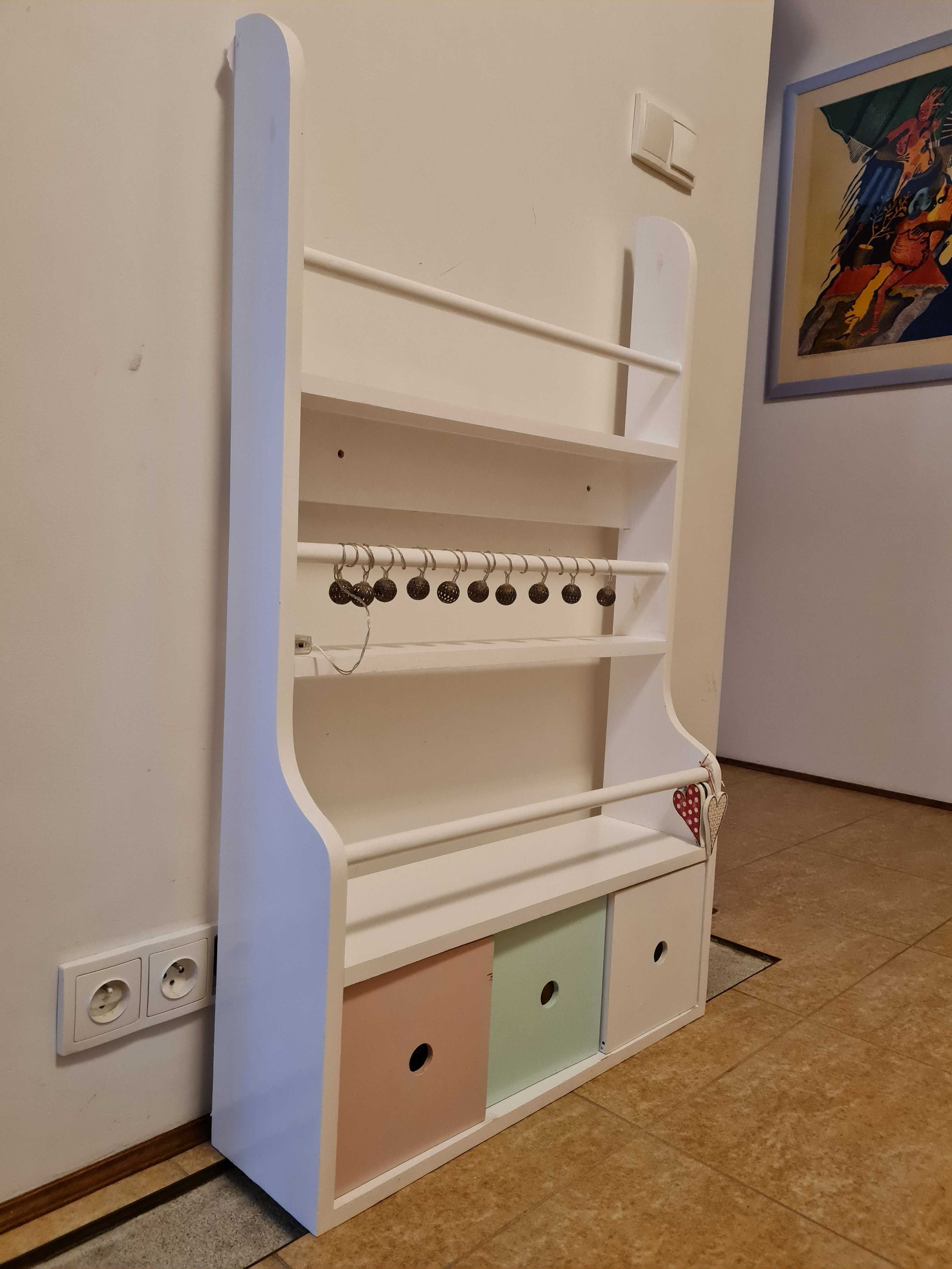 Drewniana półka regał ścienna na książki z szufladkami dla dzieci