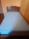 Cama com colchão em Madeira Pinho