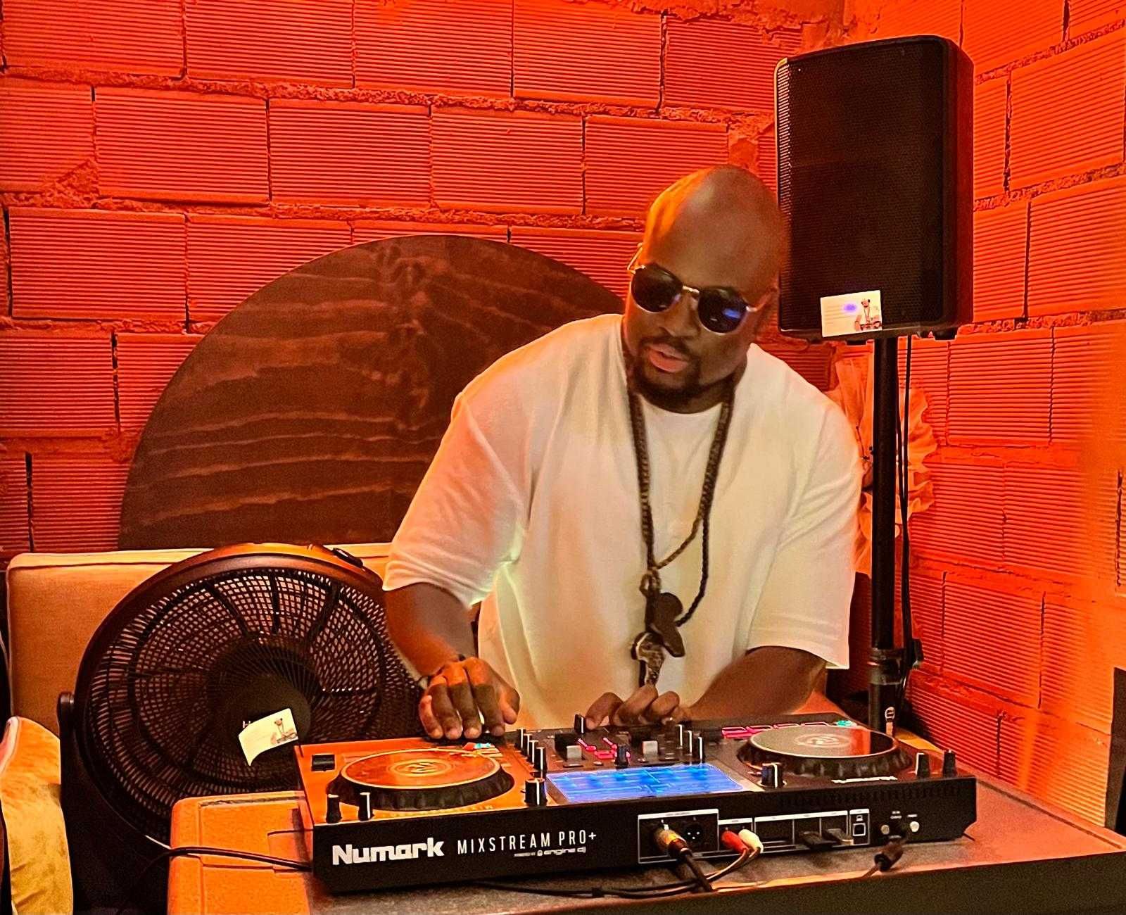 DJ PARA TODOS OS EVENTOS/ F- ANGOLANAS E PORTUGUESAS-LISBOA/MARGEM SUL