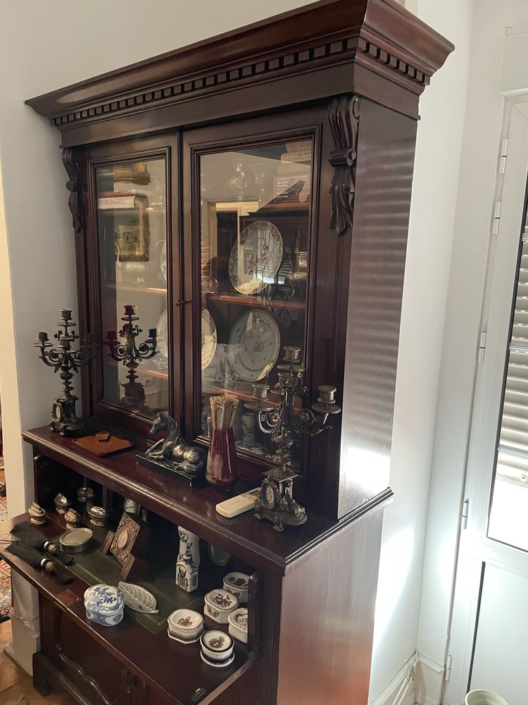 Vendo móvel clássico com mesa