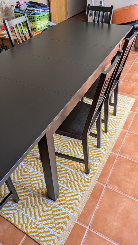 Conjunto de mesa e 6 cadeiras